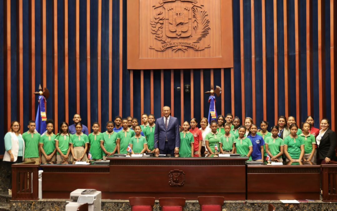 Estudiantes meritorios de El Seibo visitan Senado