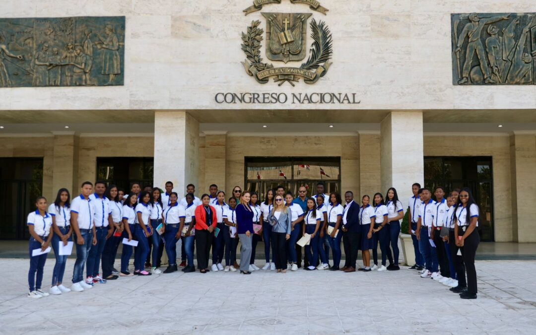 Estudiantes de María Trinidad Sánchez visitan Senado
