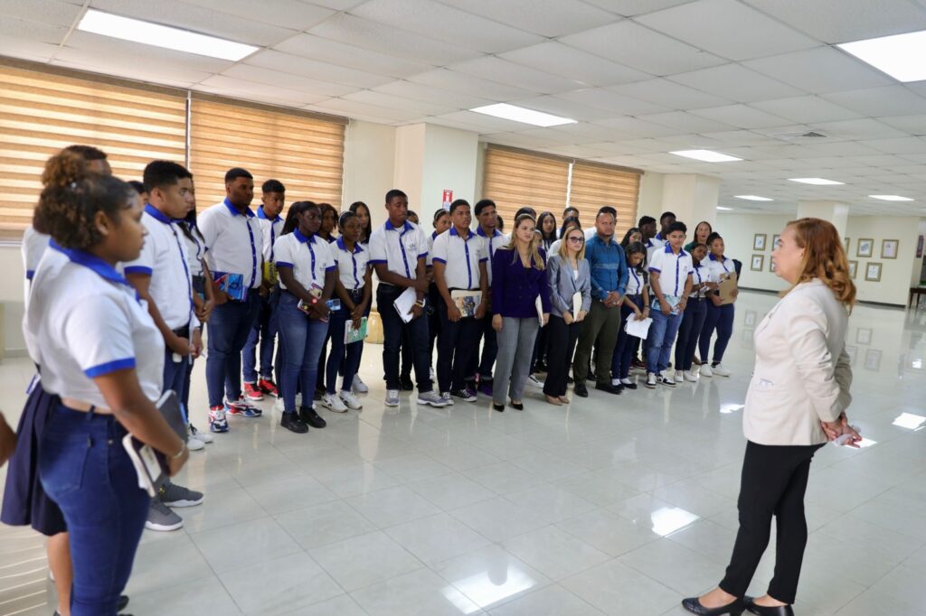 Estudiantes de María Trinidad Sánchez visitan Senado 3 IMG 20240219 WA0067