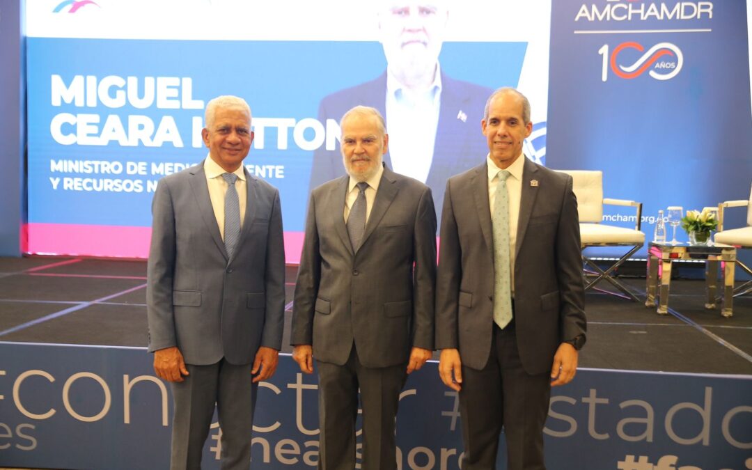 Presidente Senado participa en almuerzo AMCHAMDR