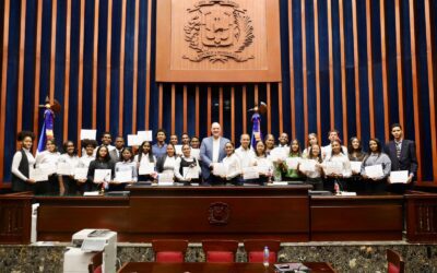 Senado recibe bachilleres Liceo Cristo Rey de Barahona 