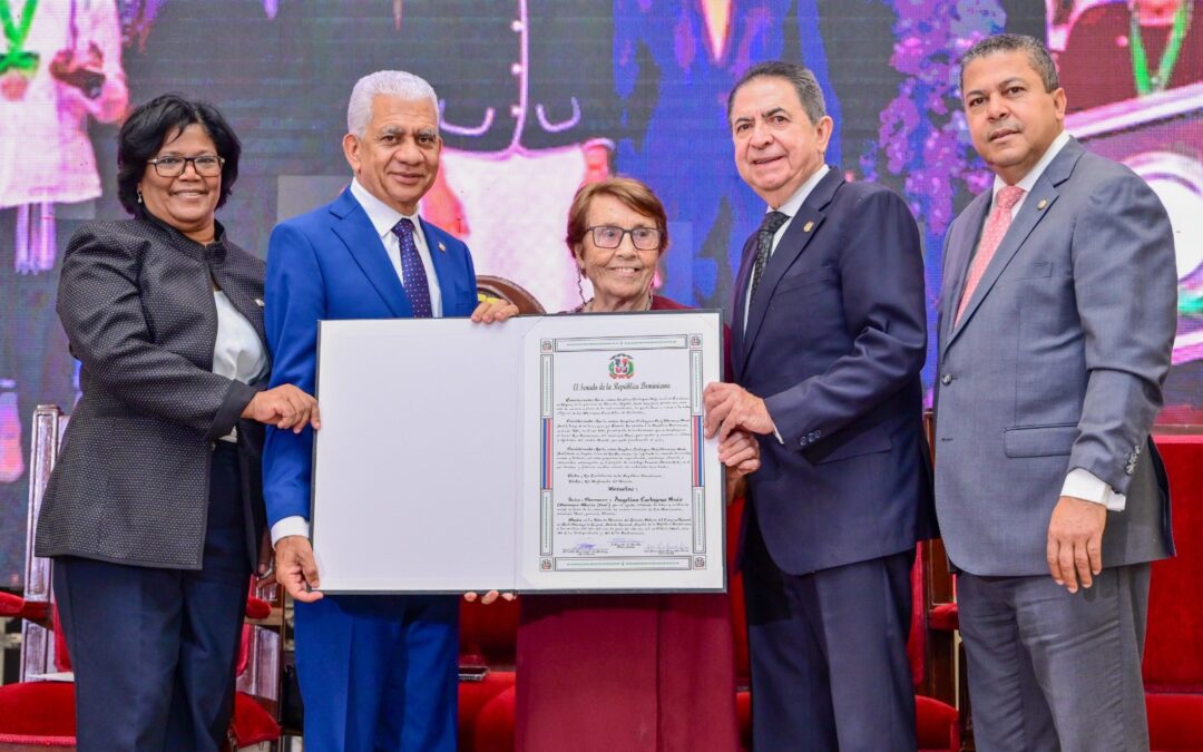 Senado reconoce a Angelina Cartagena Ruíz por sus aportes a la comunidad Los Barrancones de Baní
