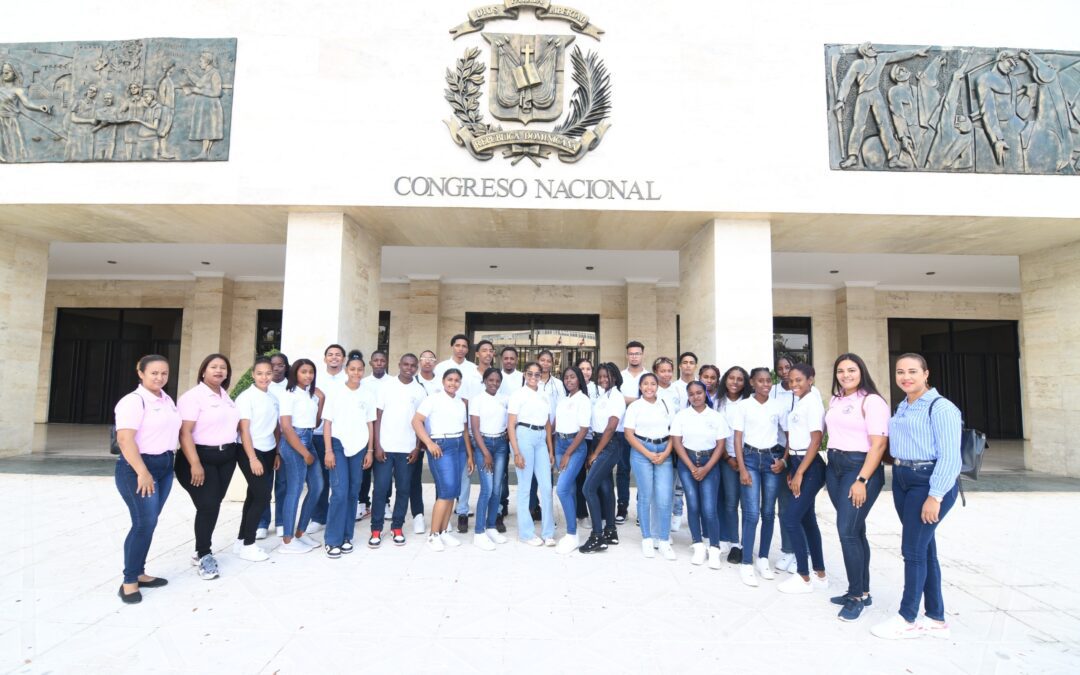 Senado de la República recibe estudiantes de secundaria del politécnico Juan Emilio Bosch, de El Seibo