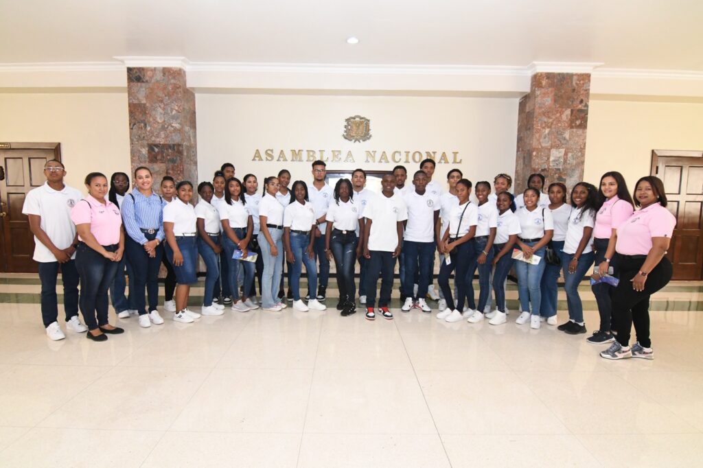 Senado de la República recibe estudiantes de secundaria del politécnico Juan Emilio Bosch, de El Seibo 3 IMG 20240405 WA0027