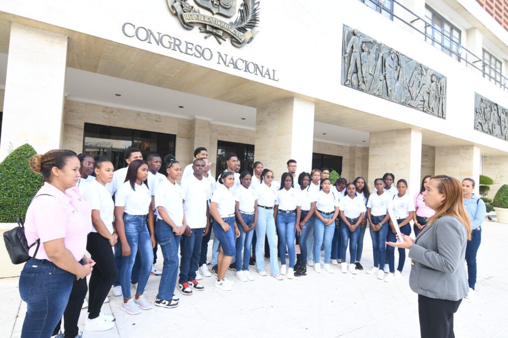 Senado de la República recibe estudiantes de secundaria del politécnico Juan Emilio Bosch, de El Seibo 1 IMG 20240405 WA0028
