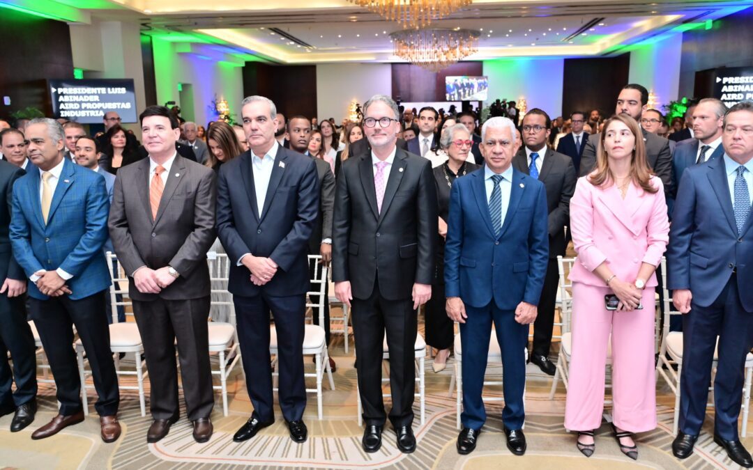 Ricardo de los Santos acompaña al presidente Luis Abinader en presentación propuesta para sector industrial