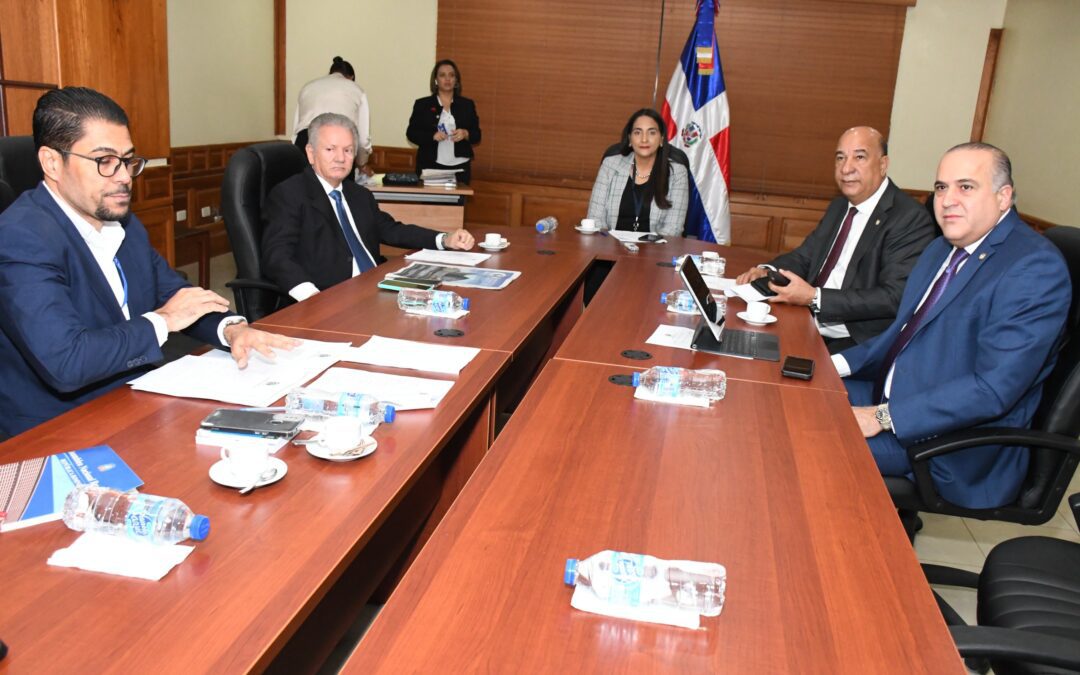 Comisión de Salud del Senado analiza proyecto de ley que crea Colegio Dominicano de Profesionales Farmacéuticos