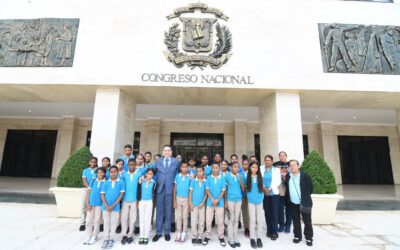 Estudiantes de la escuela primaria Andrés Peña Cabral, de Baní visitan el Senado de la República