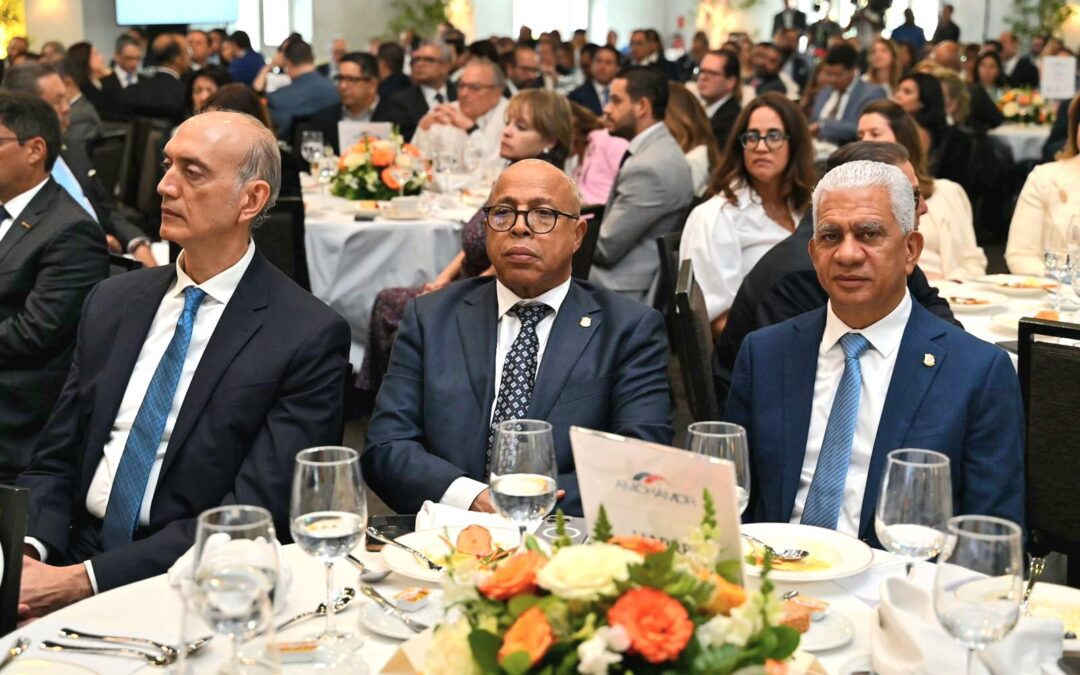 Ricardo de los Santos participa en ciclo candidatos de AMCHAMDR cuyo expositor fue el presidente Abinader