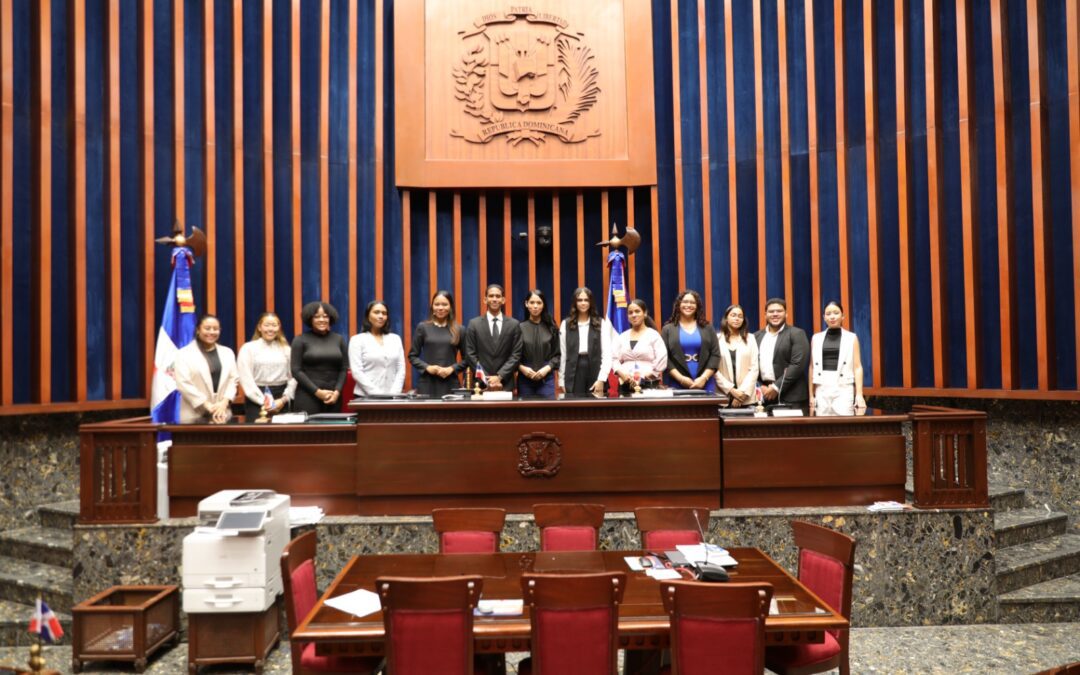 Estudiantes de Derecho de PCMM visitan el Senado