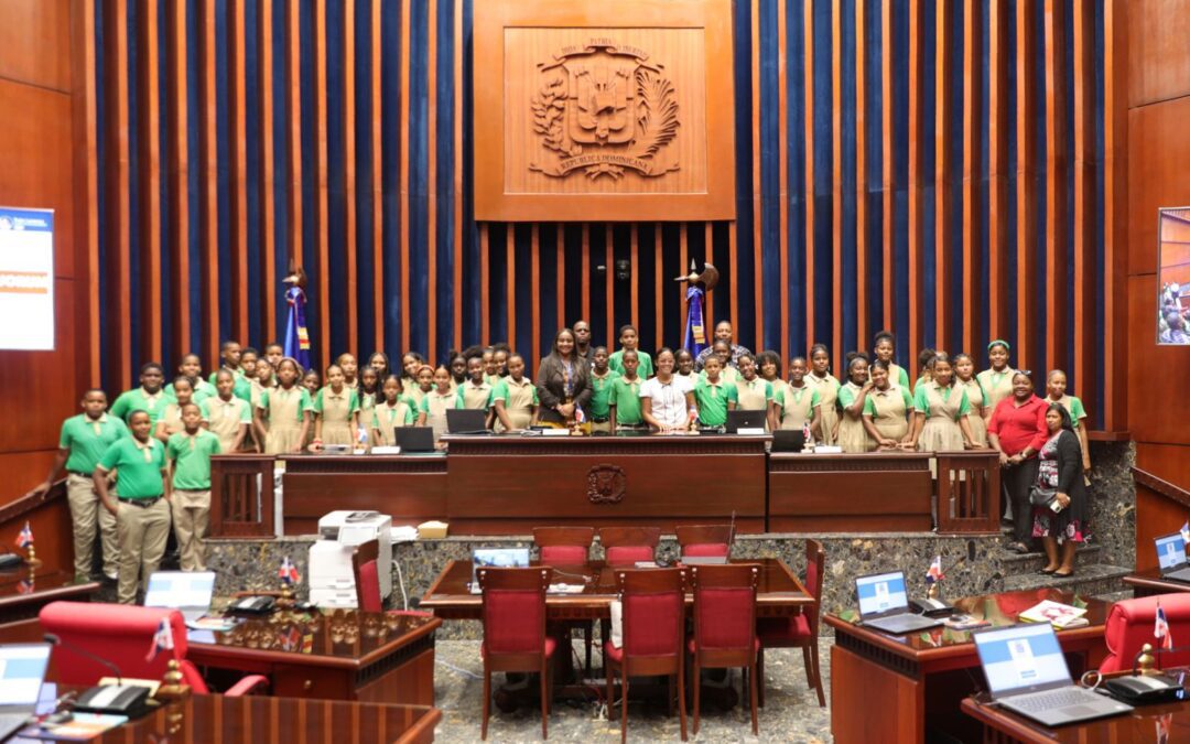 Senado recibe estudiantes del liceo Juan Pablo Duarte SPM
