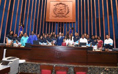 Presidente del Senado recibe estudiantes del liceo Fello Santos del distrito municipal La Bija