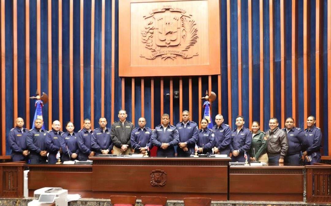 Oficiales del Ministerio de Defensa visitan el Senado