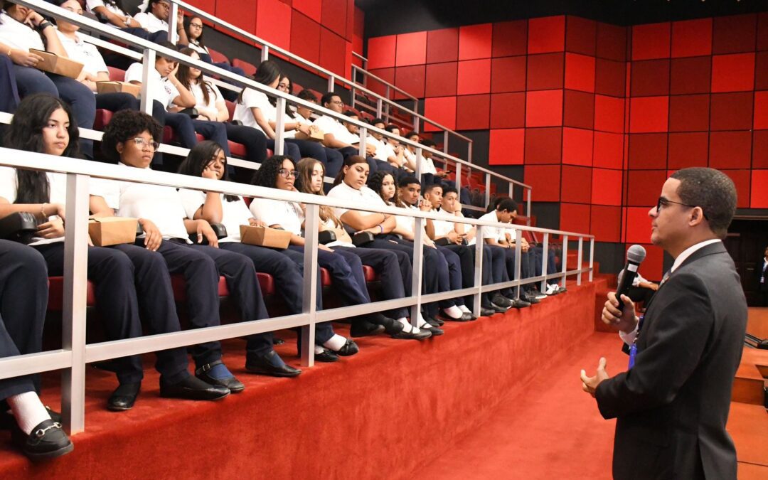 Estudiantes centro psicopedagógico Ozama visitan Senado