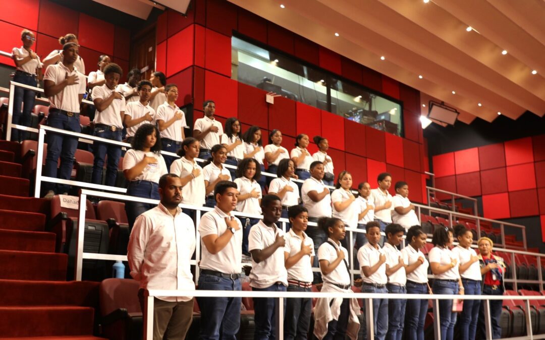 Estudiantes centro Arlín Ester de SDN visitan Senado