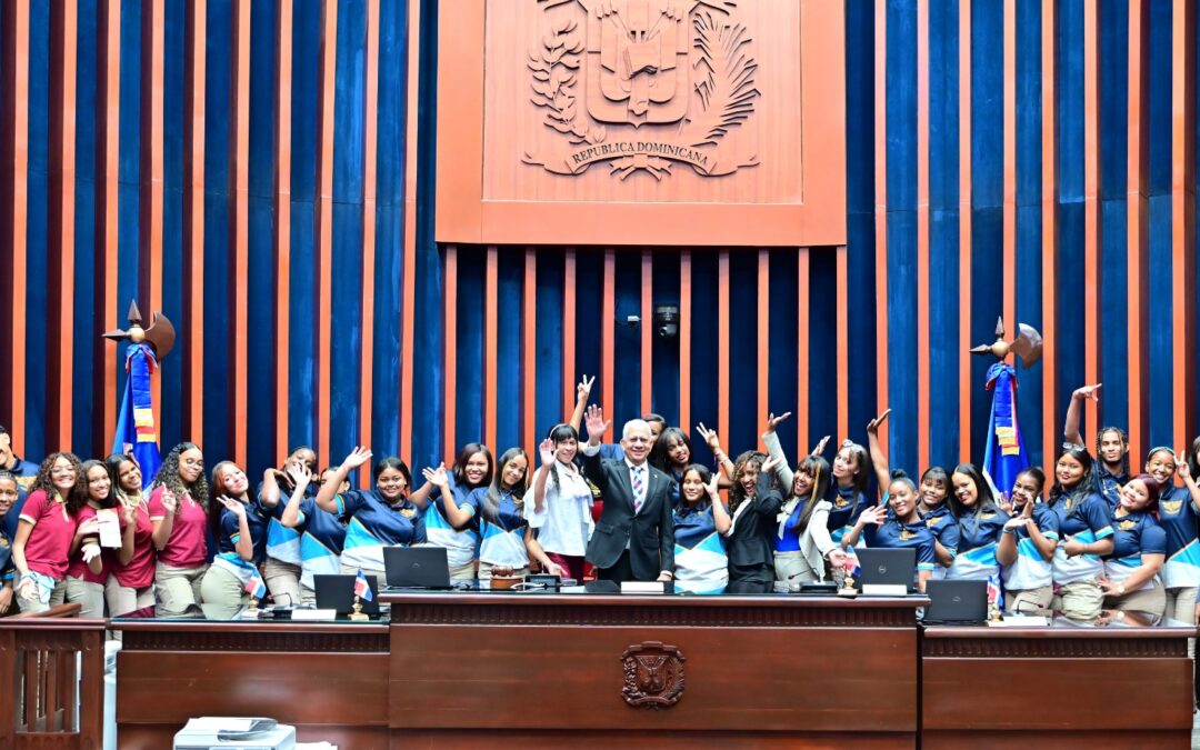 Senado recibe estudiantes liceo Fello Santos del distrito municipal La Bija en Sánchez Ramírez