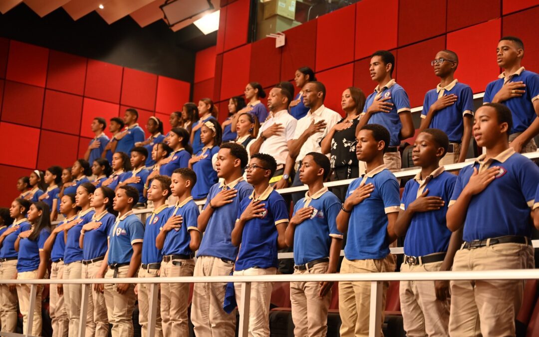 Estudiantes del politécnico Francisco Alberto Caamaño Deñó visitan el Senado