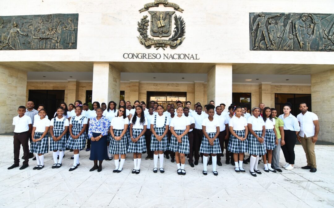 Senado recibe estudiantes del colegio evangélico Ludy Magister de San Cristóbal