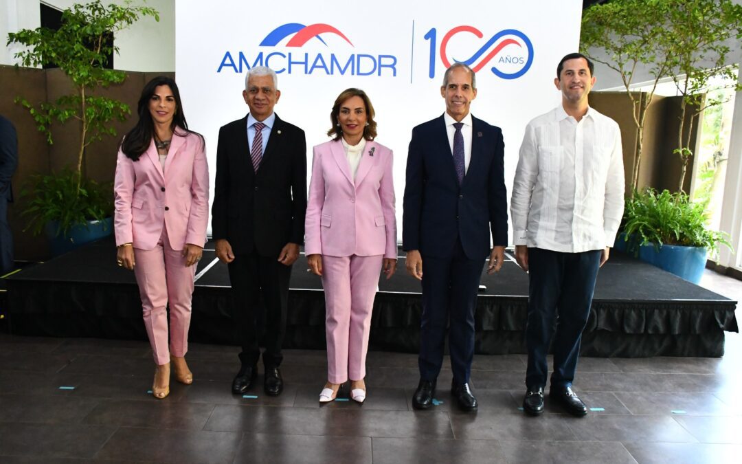 Ricardo de los Santos asiste al almuerzo de AMCHAMDR
