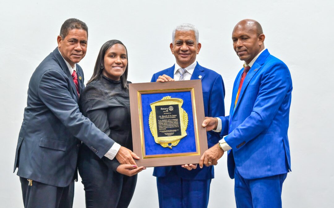 Presidente del Senado, Ricardo de los Santos recibe reconocimiento del Club Rotario de Cotuí