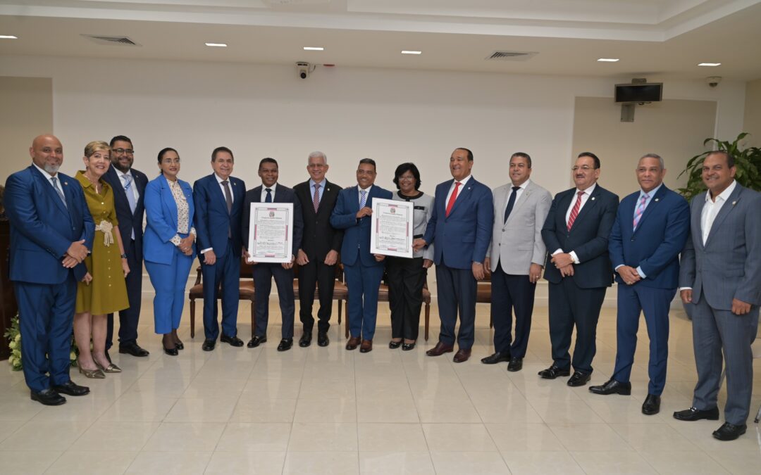 Senado reconoce las trayectorias de los humoristas Miguel Céspedes y Raymond Pozo