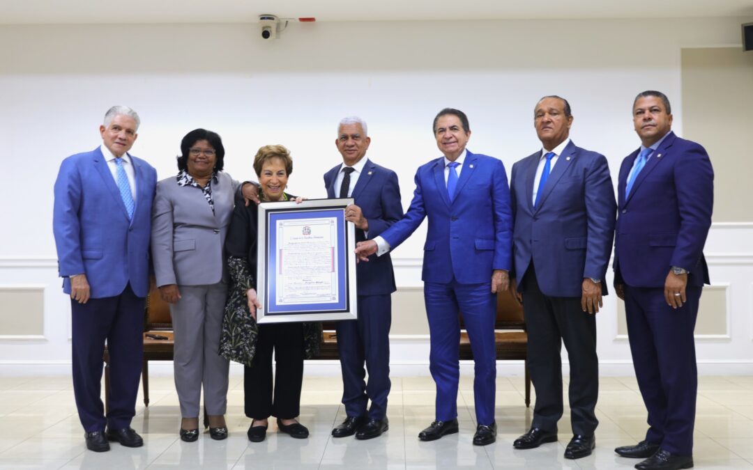 Senado reconoce trayectoria de la educadora Jacqueline Malagón