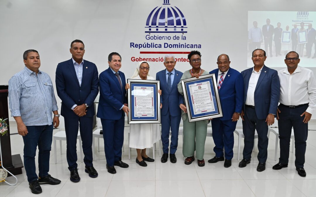Senado reconoce a Xiomara Fortuna por 40 años en la musica y al Centro Educativo San José en sus 82 aniversario