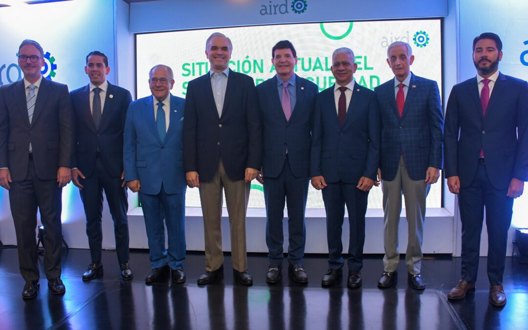 Presidente del Senado participa en conferencia sobre SDSS de Asociación Industrias RD (AIRD)