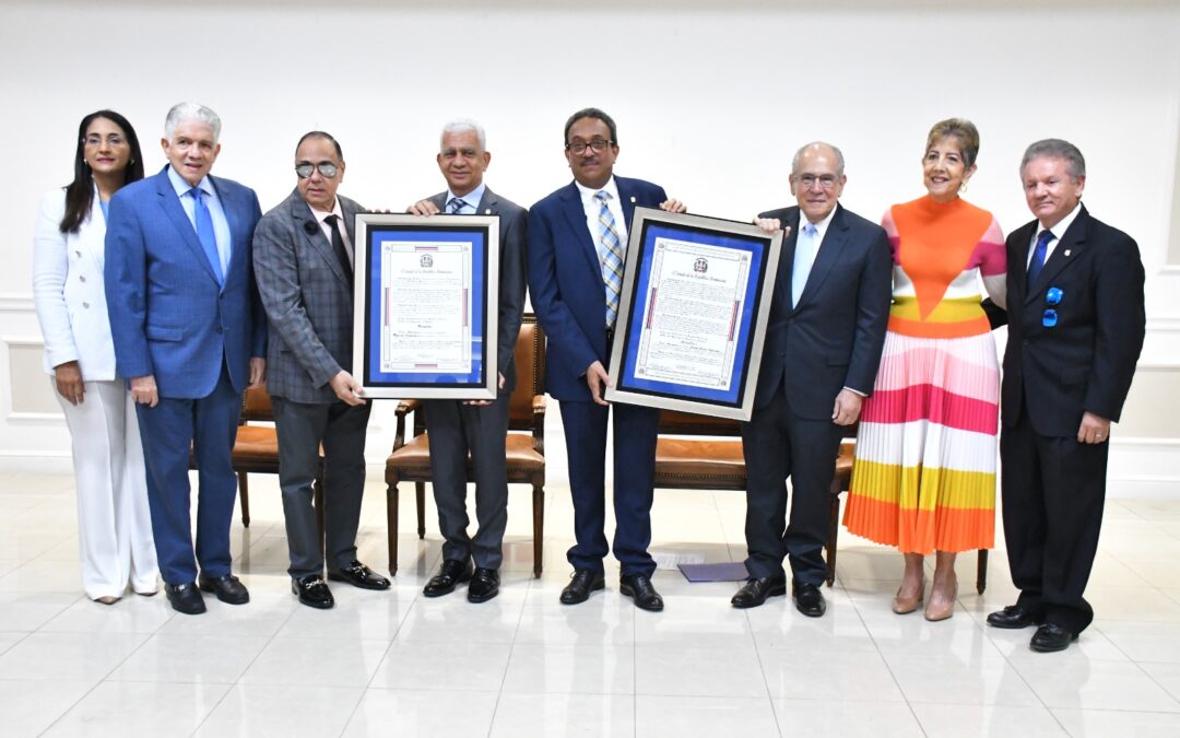 Senado reconoce trayectorias del médico Jesús Feris Iglesias y cantautor Marcos Caminero