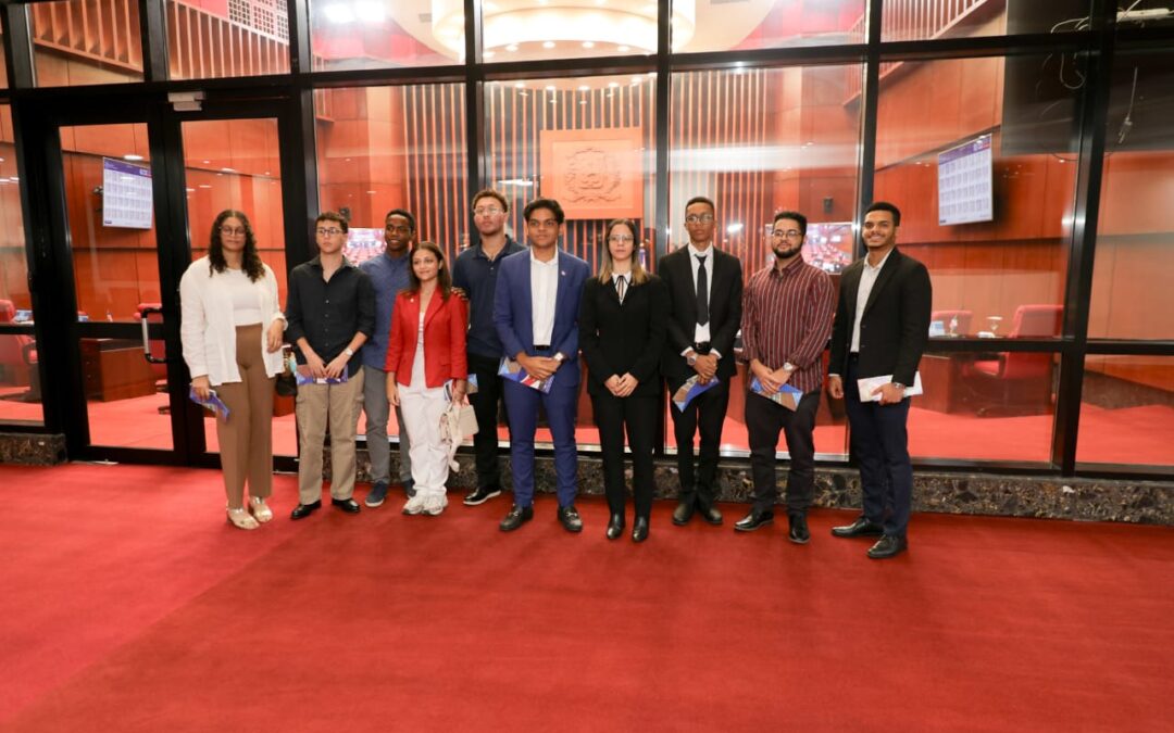 Estudiantes de PUCMM visitan Senado de la República