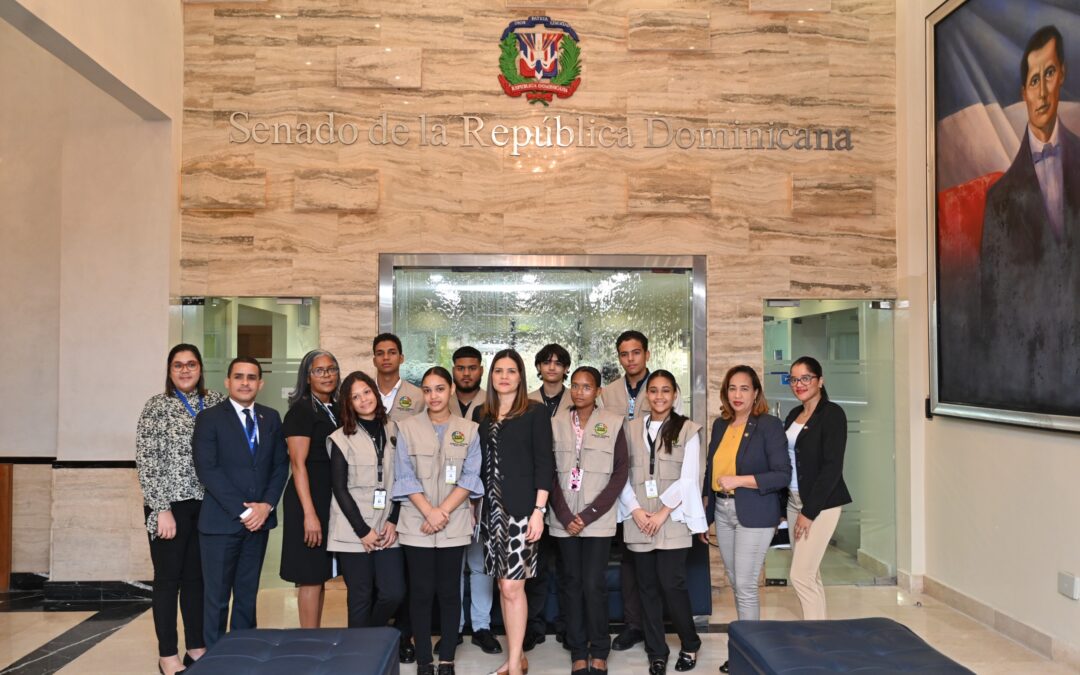 Jóvenes de “Enséñame a Trabajar” del TSE visitan Senado