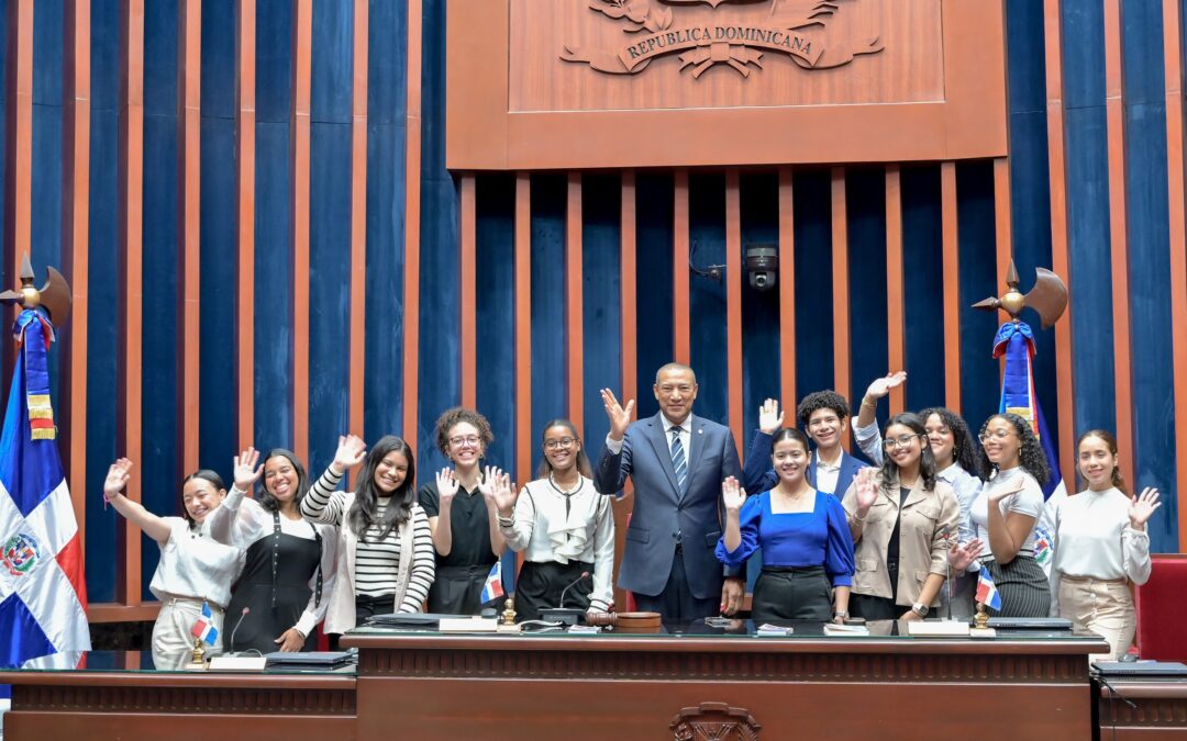Estudiantes de comunicación de la PUCMM visitan Senado
