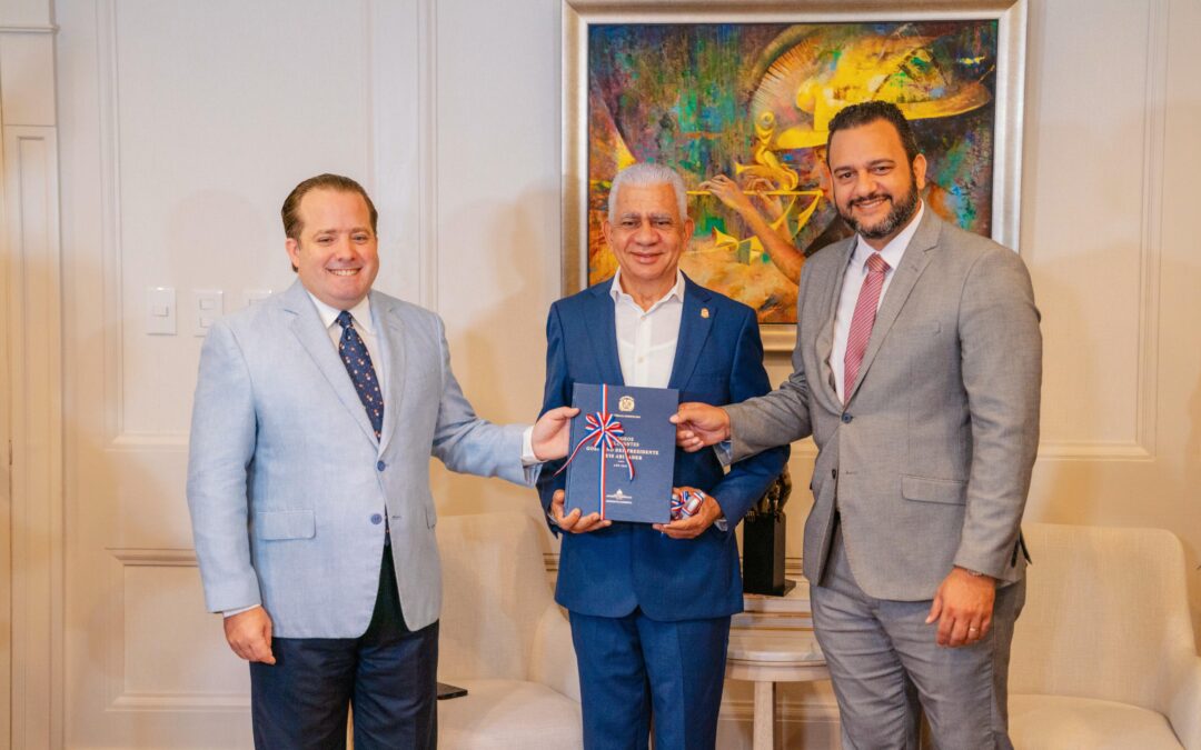 Presidente del Senado, Ricardo de los Santos, recibe memorias del Poder Ejecutivo