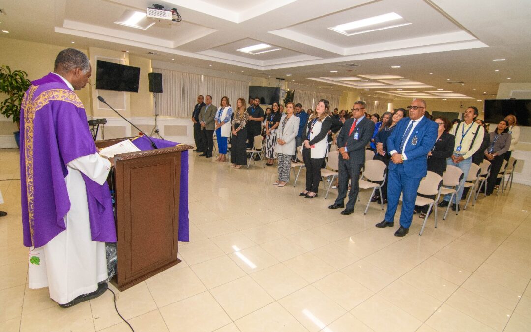 Colaboradores del Senado participan en misa de imposición de cenizas oficiada por el “Padre de la Alegría”