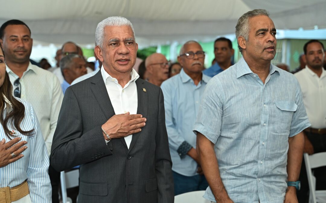 Senador de la provincia Sánchez Ramírez Ricardo de los Santos saluda entrega de electrificación en Fantino, Cotuí