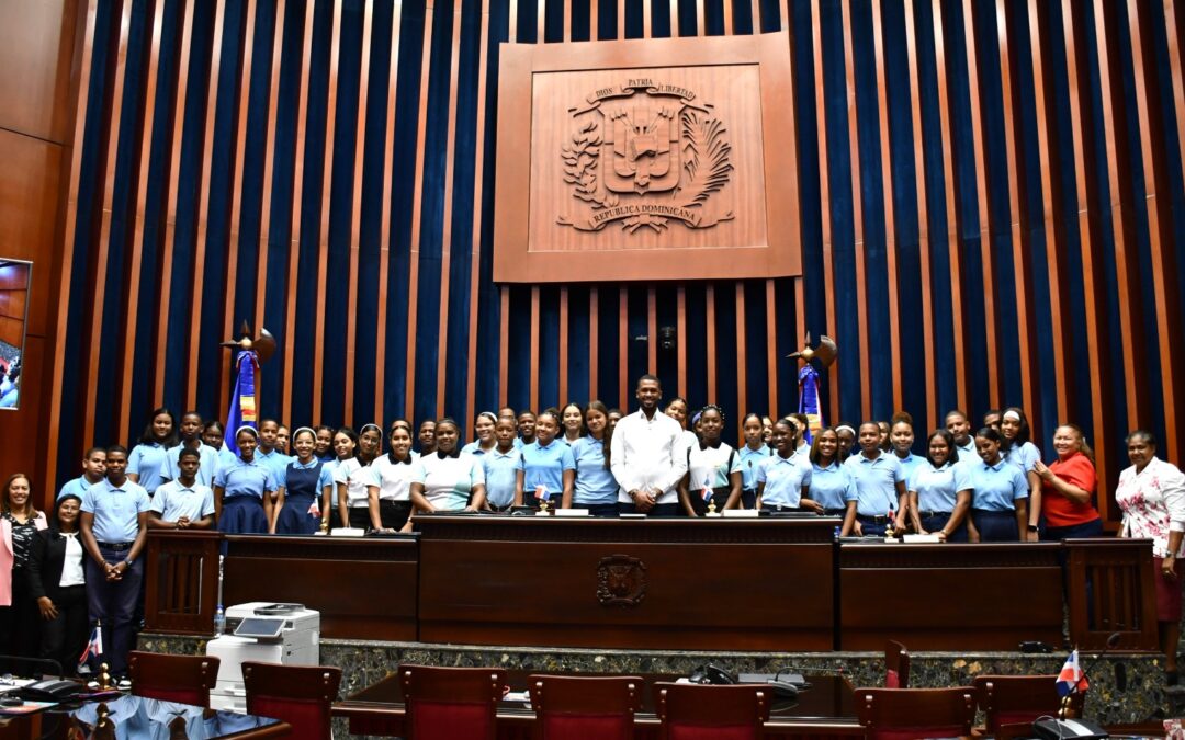Estudiantes del Liceo Cambita Sterling realizan visita guiada al Senado de la República