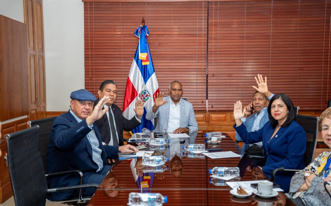 Senadores favorecen Senado reconozca trayectoria profesional del profesor Quino Méndez y Méndez