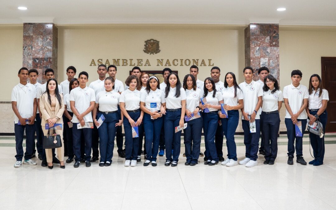 Estudiantes del Politécnico profesora Ruth E. Aybar conocen el Senado de la República
