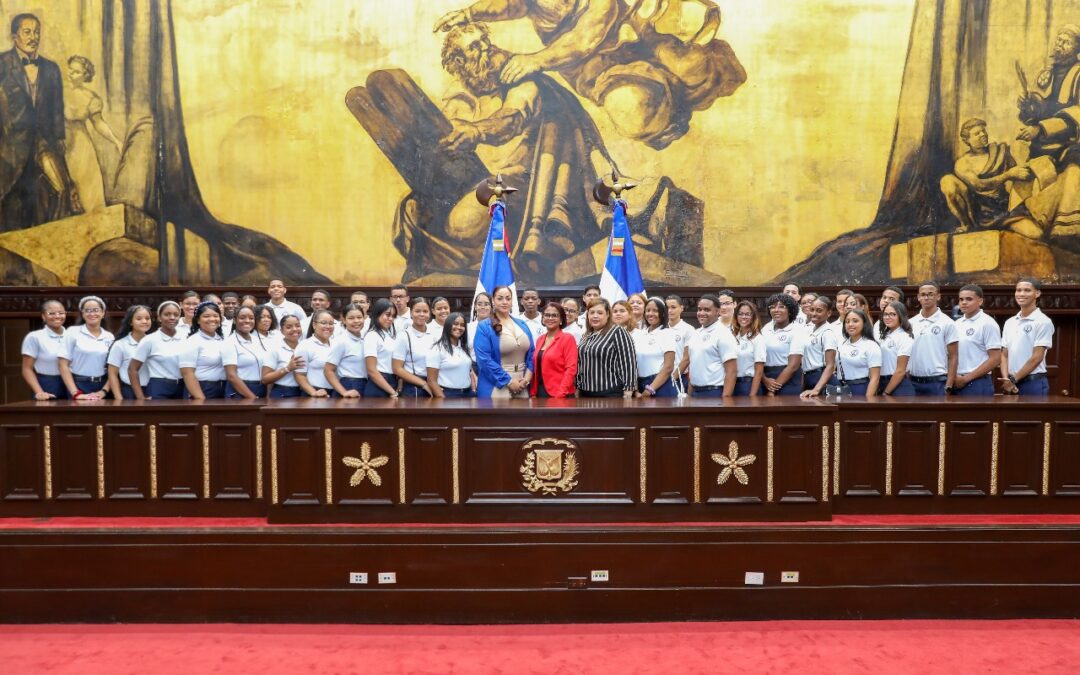 Senado recibe a estudiantes del Colegio César Nicolás Penson, de San Cristóbal