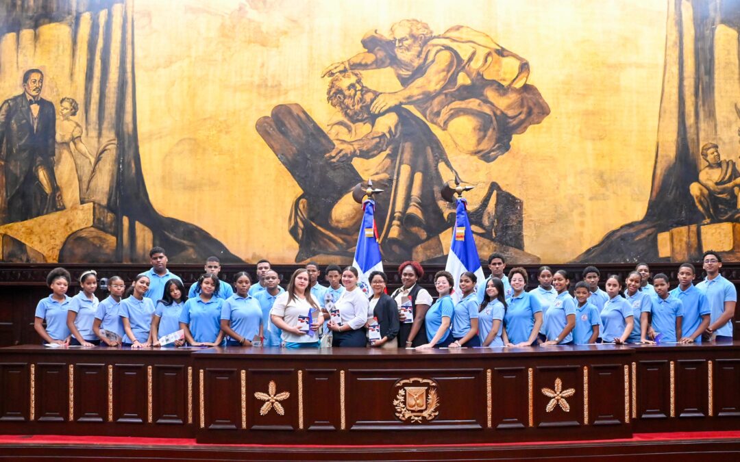 Estudiantes del Liceo profesora Dinorah Maritza Espinal  visitan el Senado de la República