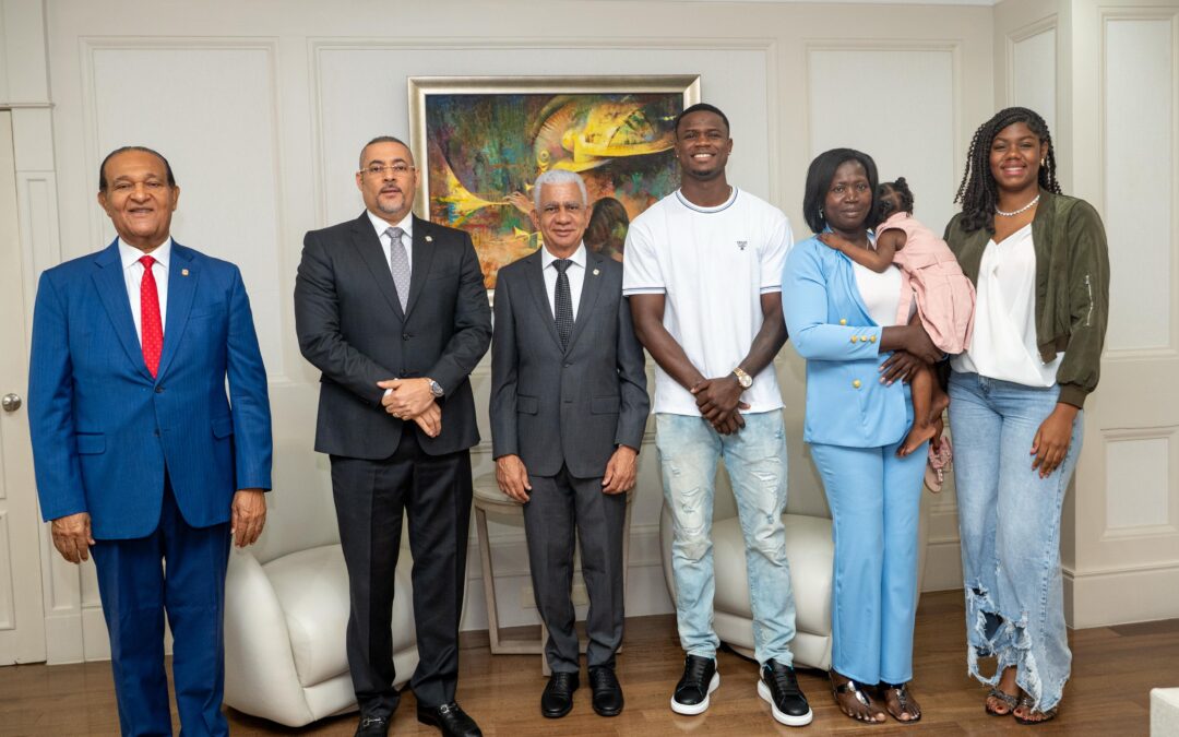 Presidente del Senado, Ricardo de los Santos, recibe visita del boxeador olímpico Cristian Pinales