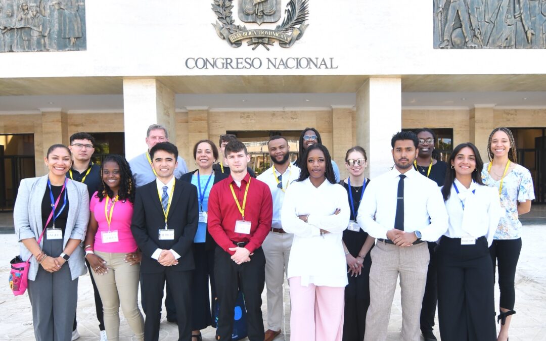 Historial de Noticias 5 Senado recibe estudiantes de la PUCMM y de la Universidad Western, de Michigan, EEUU