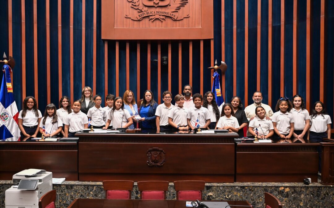 Delegación de estudiantes del Saint Thomas School recorren el Senado y conocen sus áreas más emblemáticas
