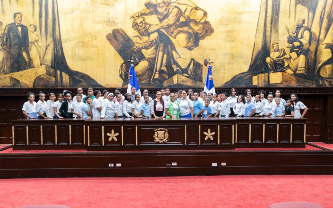 Senado recibe delegación de estudiantes de secundaria de la provincia San Juan