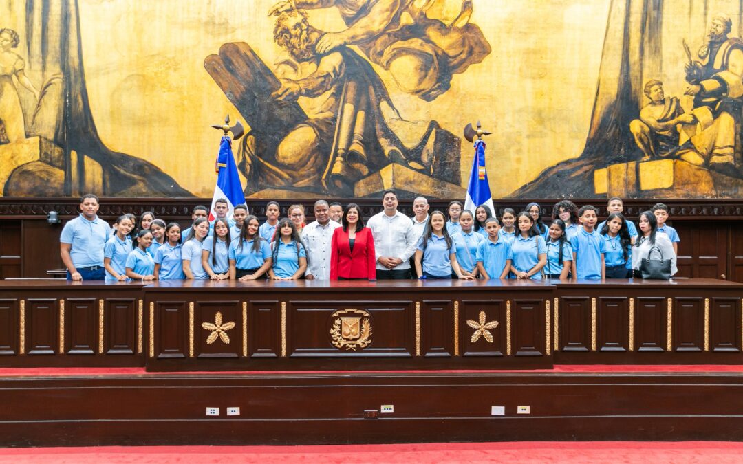 Senado recibe estudiantes y profesores  de la provincia  Hermanas Mirabal