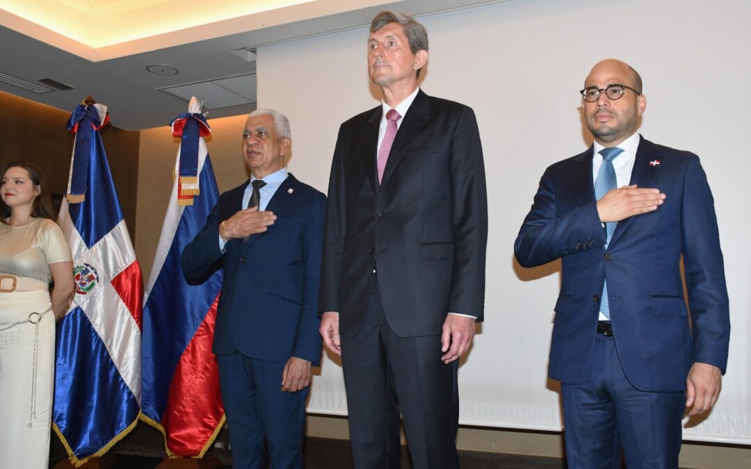 Presidente del Senado, Ricardo de los Santos asiste a recepción de la embajada Rusa en el país