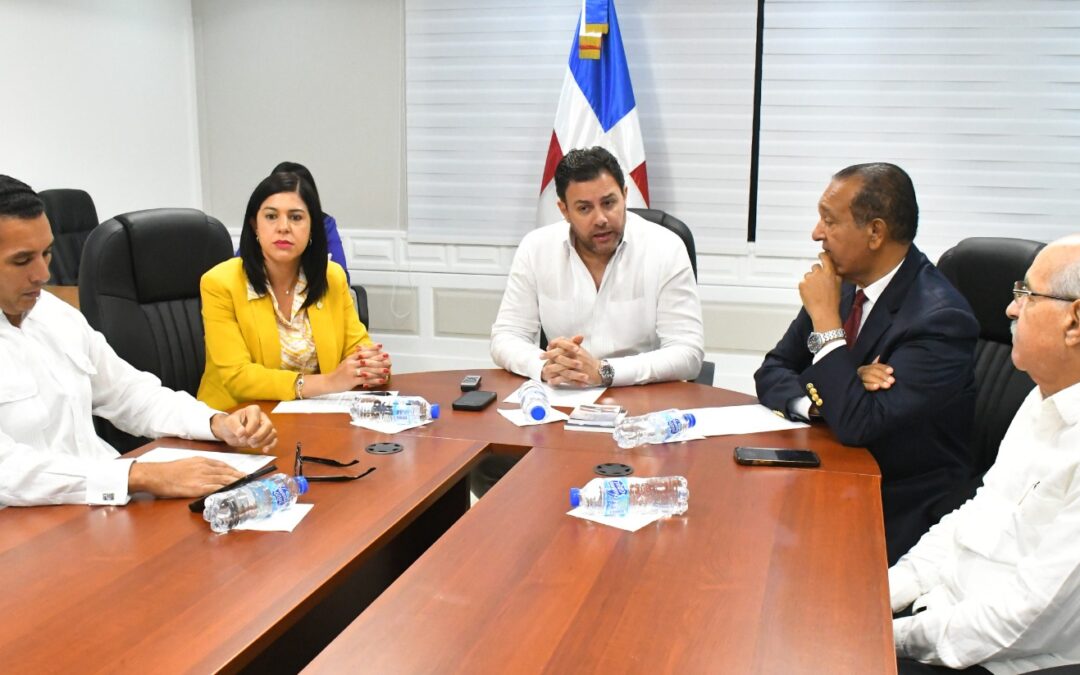 Comisión de Desarrollo Municipal favorece se designe con el nombre “Profesor Elpidio Encarnación” pista de atletismo en La Romana