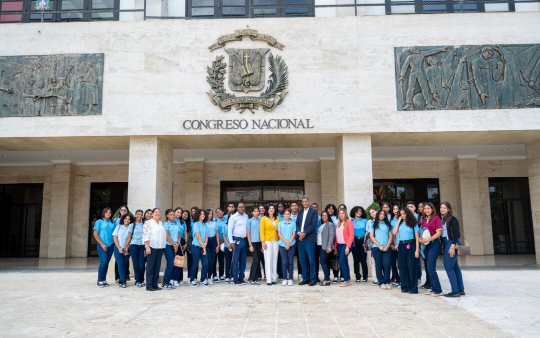 Estudiantes de la provincia Hermanas Mirabal visitan el Senado de la República