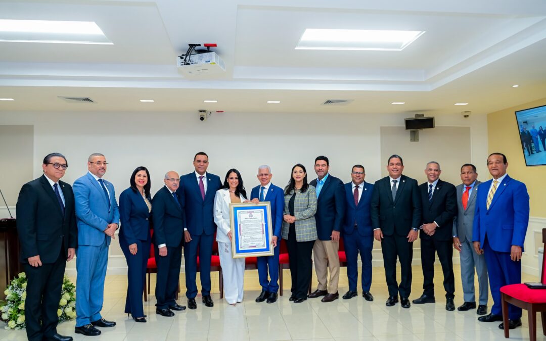 Senado reconoce actriz y presentadora Celinés Toribio por sus 30 años de trayectoria