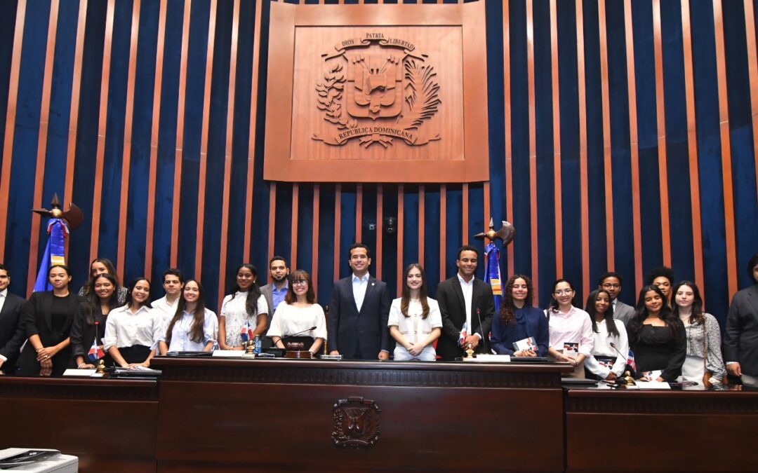 Estudiantes de la carrera de derecho del Instituto OMG conocen el Senado de la República